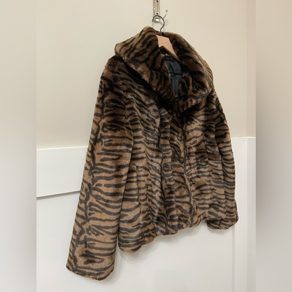 Dale Dressin Brown Zebra Print Faux Fur Cozy Comfy Coat Size Large - Picture 5 of 13